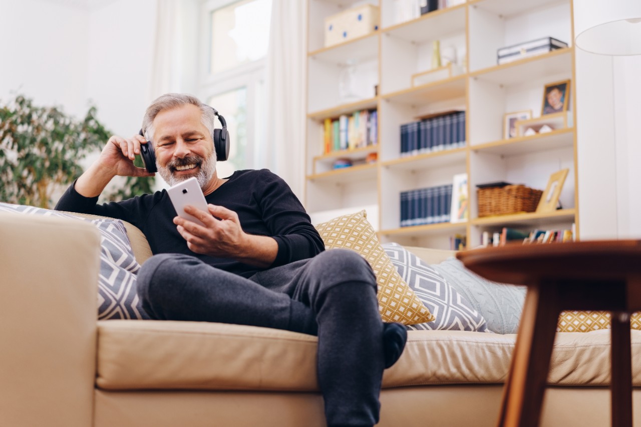 Man taking online hearing quiz